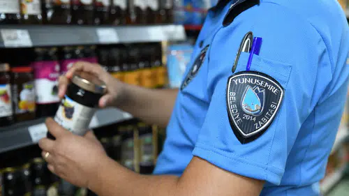 YUNUSEMRE’DE MARKET VE FIRINLAR DENETLENDİ
