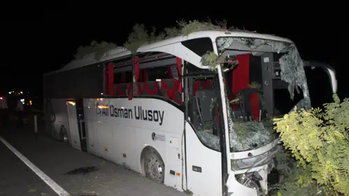 Yolcu otobüsü kaza yaptı: Ölü ve yaralılar var