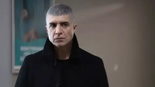 Özcan Deniz'den sahnede üstü kapalı mesaj