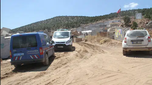 Mermer bloğun altında kalarak feci halde can verdi