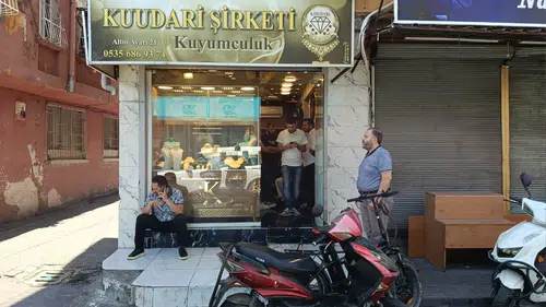 Kuyumcu soygunu: 2 kişiyi vurup 1 kilo altın çaldılar