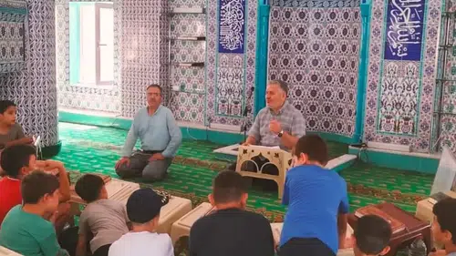 Kur'an kurslarını gezip okul tanıtımı yapıyor