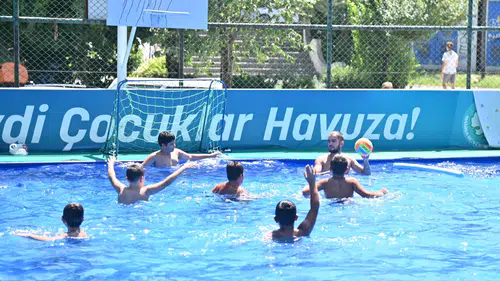 Çocuklar yazı doyasıya yüzerek geçiriyor