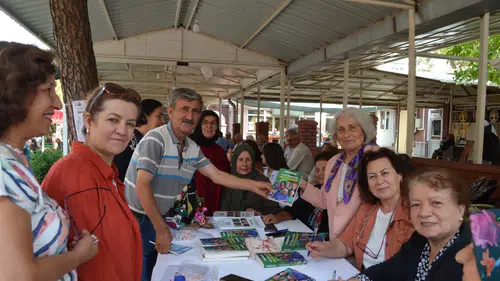 Sevilen yazar imza gününde sevenleriyle bir araya geldi