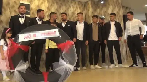 Düğünde görenler dönüp bir daha baktı! Hem takı hem de üzerindeki not bomba