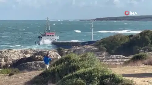 Kargo gemisi karaya oturdu