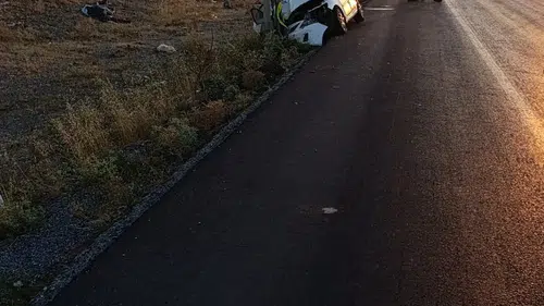 Otomobil direğe ok gibi saplandı: 3 yaralı