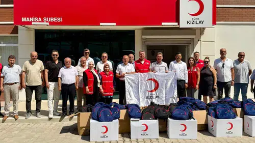 Türk Kızılay'ı Manisa'da öğrencilere kırtasiye desteği verdi