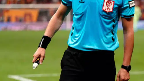 Maçı öncesi hakeme bıçaklı saldırı