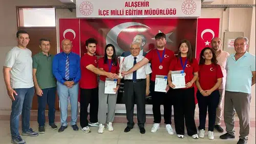 Şampiyonlar Alaşehir'de alkışlarla karşılandı
