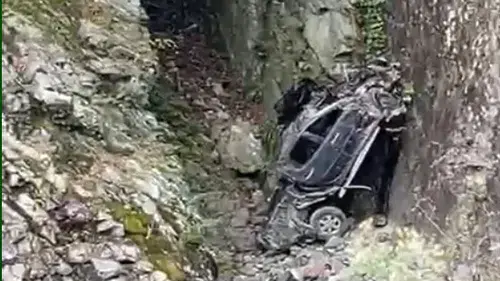 Araç uçuruma yuvarlandı: 1 ölü, 1 yaralı