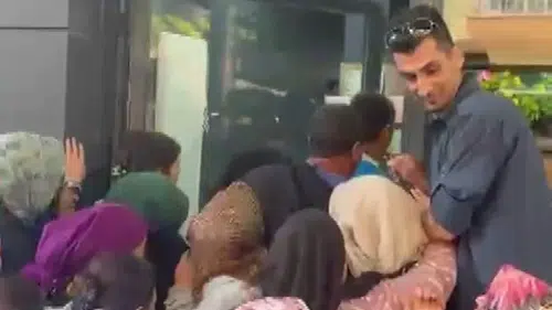 Mağaza açılışında izdiham
