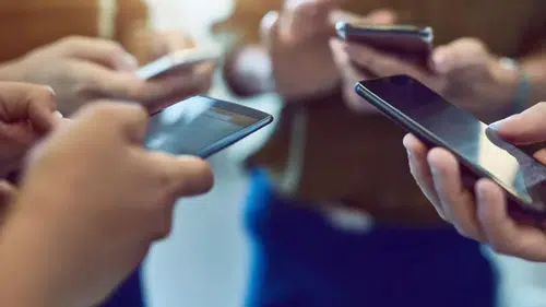 Sabah uyanıp telefonu ele alan isyan etti