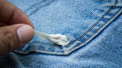 Yapışan Sakız Nasıl Çıkarılır? Kıyafet, Halı ve Saç İçin Pratik Yöntemler