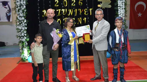 Azmiyle örnek olan anne mezuniyet gururunu oğluyla paylaştı