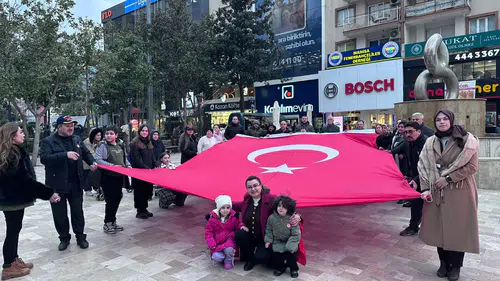 Manisa’da şehit aileleri ve gaziler Türk bayrağına saldırıyı kınamak için buluştu