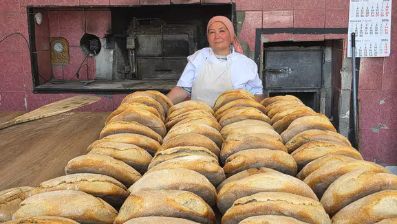 Annesini izleyerek öğrendi, kendi markasını kurdu: Demirci’nin doğal ekmeği Türkiye’ye açıldı