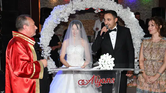Manisa’da düğünde renkli anlar: Temsili nikah töreni davetlileri eğlendirdi