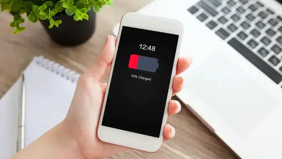 Telefonu gece boyunca şarj edenler dikkat: Pil ömrünü etkileyen asıl alışkanlık