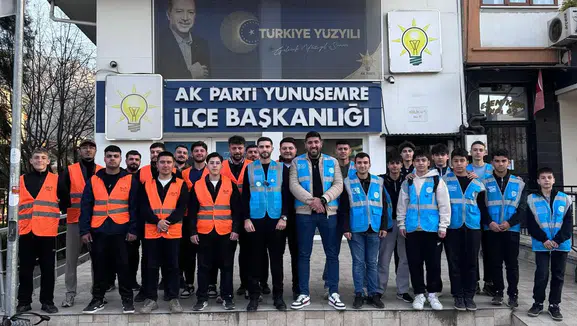 AK Parti Yunusemreli gençler iftarlık dağıttı
