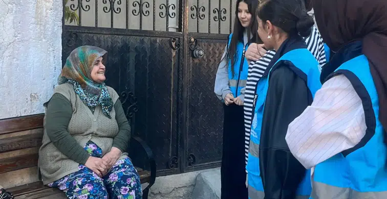 Üniversiteli gençler gönüllere dokunuyor
