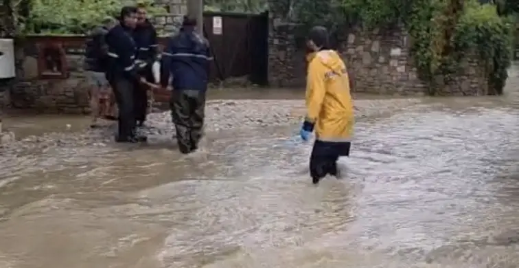 İlçeyi sel vurdu, hamile kadın kurtarıldı
