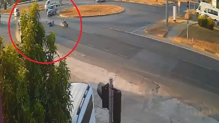 Kırmızı ışık ihlali yapan tur aracı motosiklete çarptı
