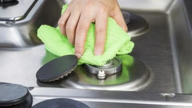 Ocak Gözleri Nasıl Temizlenir? Yağ ve Yanık Lekelere Karşı En Etkili Yöntemler