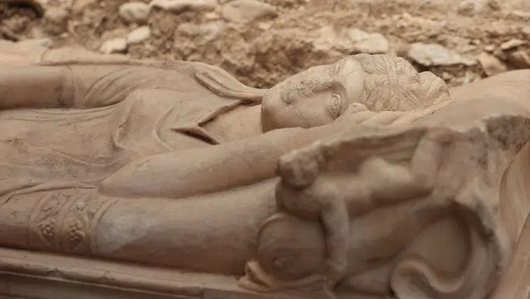 Kazıda bulunan lahit merak uyandırdı