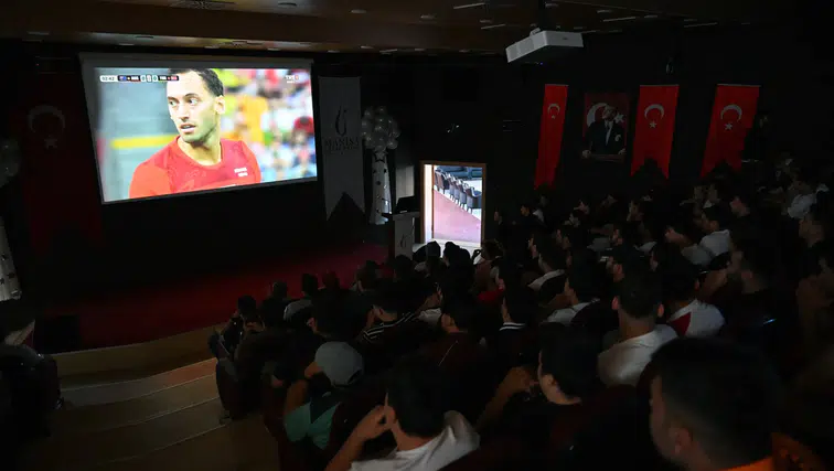 Manisa CBÜ öğrencileri milli maçı hep birlikte izledi