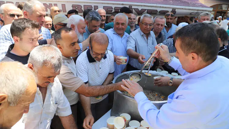 Saruhanlı Belediyesi'nden 9 camide aşure ikramı