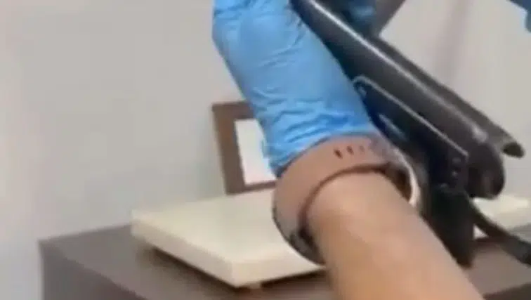 Başkan yardımcısının odasından ruhsatsız silah çıktı