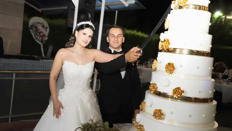 NAZLI İLE OĞUZHAN 8 YIL BİRLİKTELİĞİ EVLİLİKLE TAÇLANDIRDI