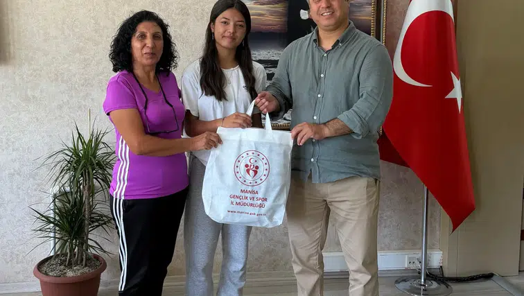 Müdür Öztürk'ten şampiyon atlete ödül