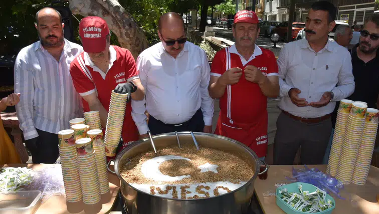 MESO Kırmızı Köprüde aşure hayrı gerçekleştirdi