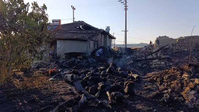Manisa'da korkutan ev yangını
