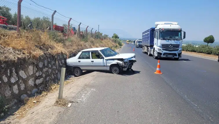 Şerit değiştiren tır otomobile çarptı: 2 yaralı