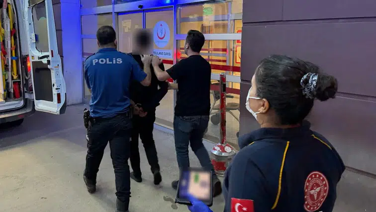 Kardeş kavgası kanlı Bitti! İkisi de hastanelik oldu