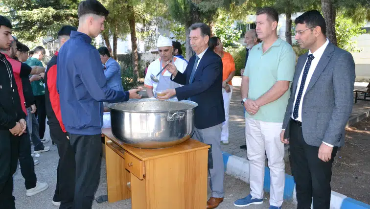 Hayatını kaybeden öğrenci için aşure dağıttıldı
