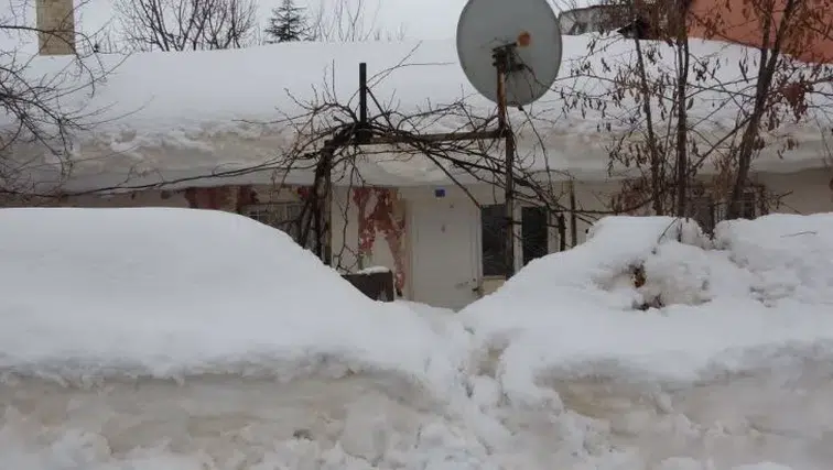 Yağan yoğun kar mahalleyi kardan kaleye çevirdi