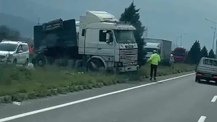 Manisa’da tır ile kamyon çarpıştı