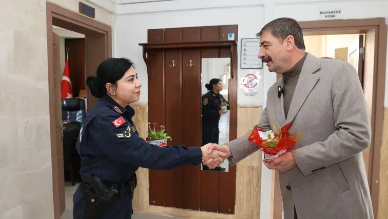 Başkan Dönmez, kadınlara hediye verdi