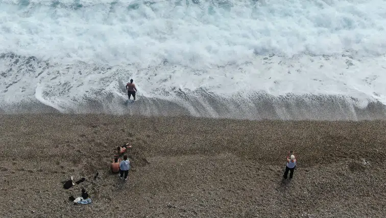Antalya mart ayında kış ve yaz mevsimini bir arada yaşıyor
