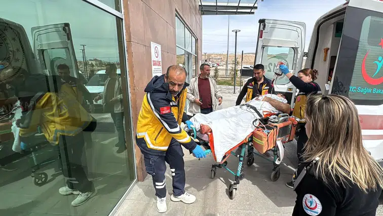 Önce boşanma aşamasında olduğu eşini, sonra kendisini bıçakladı