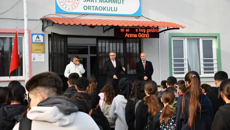 Manisa’da binlerce öğrenci için ders zili çaldı