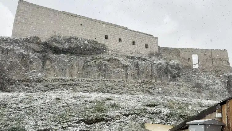 Nisan ayının ortasında yağan kar ilçeyi beyaza bürüdü