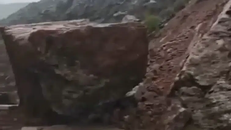 Dev kaya yolu ulaşıma kapattı