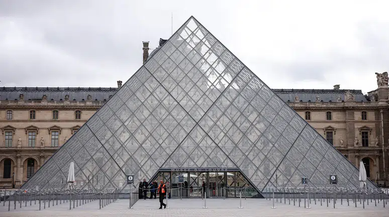 Louvre Müzesi'nden 7 dakikada 88 milyon euroluk soygun