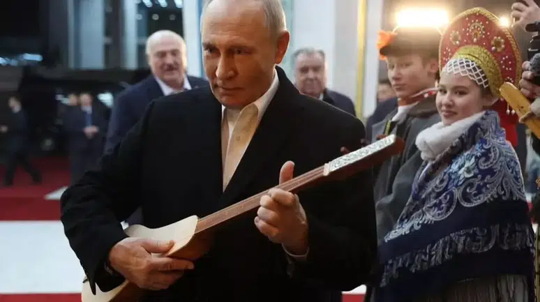 Putin, Kırgızistan'da kopuz çalmayı denedi