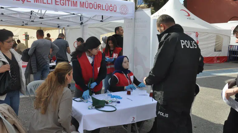 Salihli'den Kızılay'a rekor kan bağışı